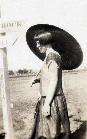 <Shamrock Sign - Lady with Umbrella>